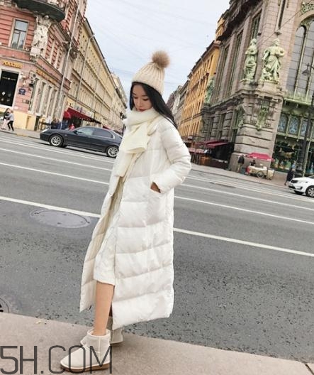 白色羽絨服配什么鞋子？白色羽絨服搭配鞋子圖片