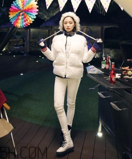 白色羽絨服配什么鞋子？白色羽絨服搭配鞋子圖片
