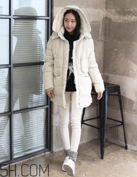 白色羽絨服配什么褲子？白色羽絨服搭配褲子圖片