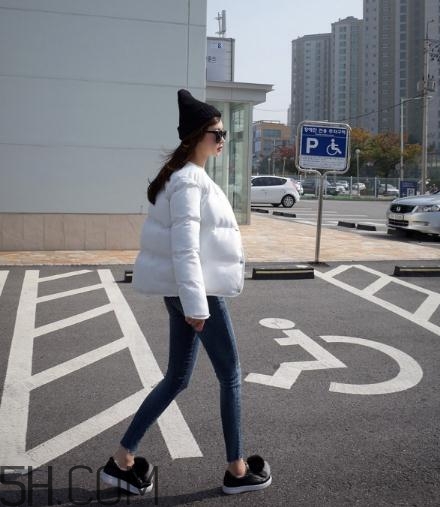 白色羽絨服配什么褲子？白色羽絨服搭配褲子圖片