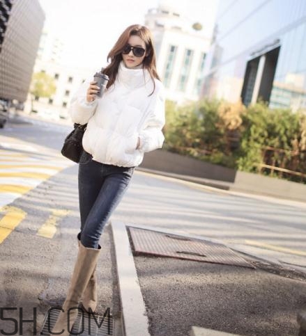 白色羽絨服配什么褲子？白色羽絨服搭配褲子圖片