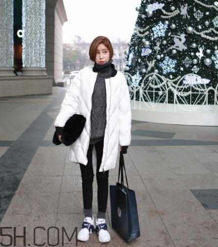 白色羽絨服配什么褲子？白色羽絨服搭配褲子圖片