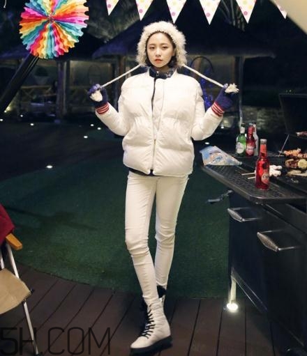 白色羽絨服配什么褲子？白色羽絨服搭配褲子圖片