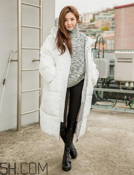 白色羽絨服配什么顏色毛衣？白色羽絨服搭配毛衣圖片