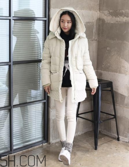 白色羽絨服配什么顏色毛衣？白色羽絨服搭配毛衣圖片