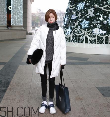 白色羽絨服配什么顏色毛衣？白色羽絨服搭配毛衣圖片