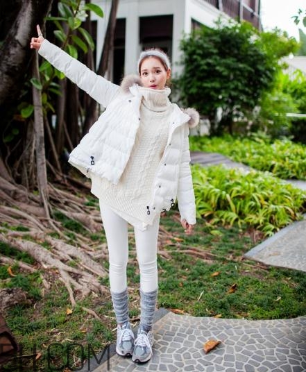 白色羽絨服配什么顏色毛衣？白色羽絨服搭配毛衣圖片