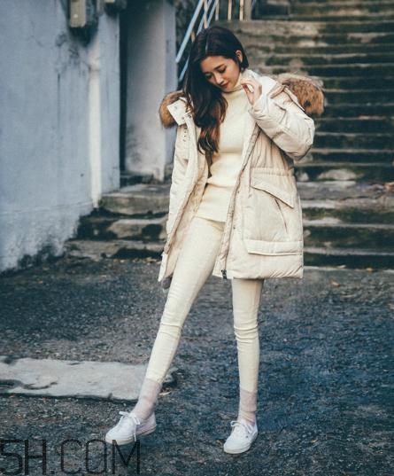 白色羽絨服配什么顏色毛衣？白色羽絨服搭配毛衣圖片