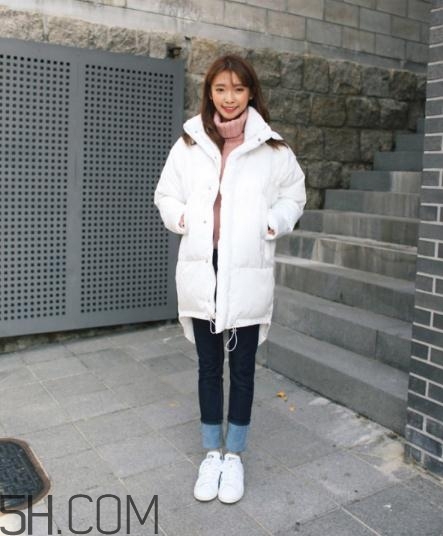 白色羽絨服配什么顏色毛衣？白色羽絨服搭配毛衣圖片