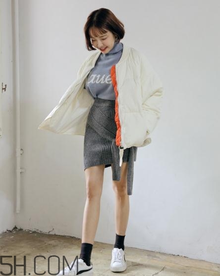 白色羽絨服配什么顏色毛衣？白色羽絨服搭配毛衣圖片