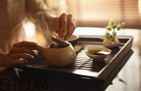 玫瑰花茶能和蜂蜜一起喝嗎？玫瑰花茶能放冰糖嗎