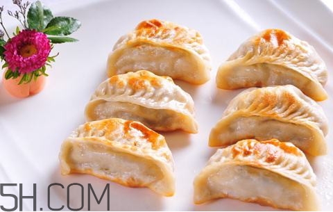 煎餃是先煮熟還是蒸熟？煎餃和鍋貼有什么區(qū)別