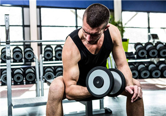 啞鈴彎舉可以天天練嗎？啞鈴彎舉手腕疼是什么原因？