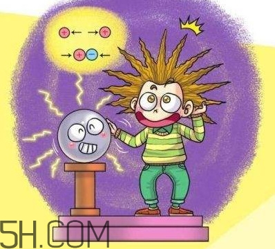 觸電是電流還是電壓？為何冬季手摸金屬會有觸電的感覺