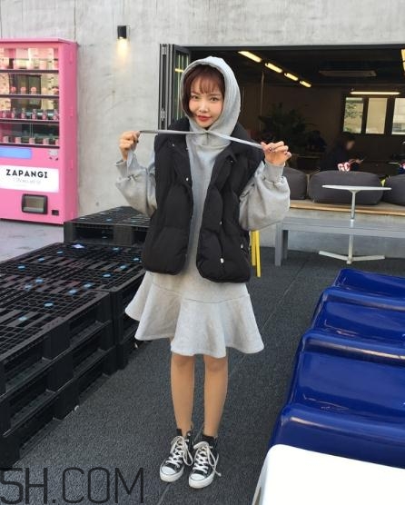 羽絨馬甲怎么搭配好看？羽絨馬甲搭配圖片