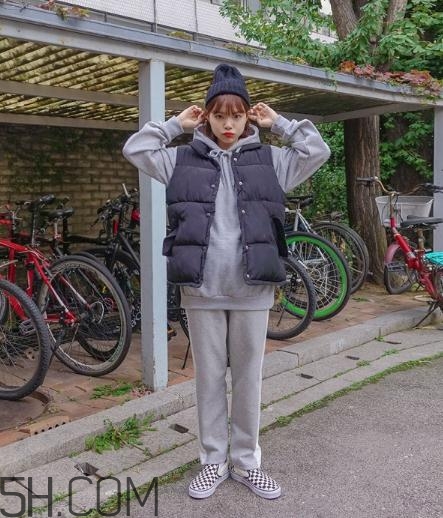 羽絨馬甲怎么搭配好看？羽絨馬甲搭配圖片