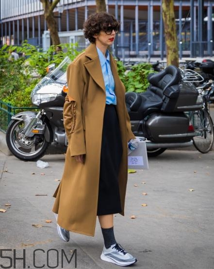 駝色大衣里面搭配什么？駝色大衣內(nèi)搭什么顏色好看？