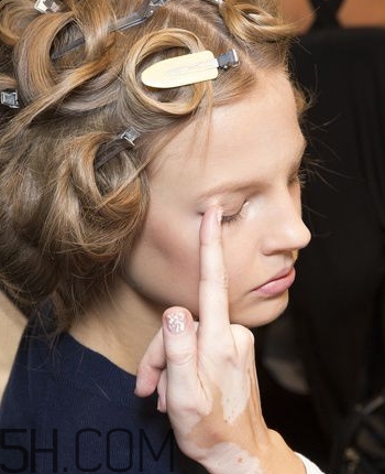 眼影可以用手指涂嗎？哪種眼影適合用手指涂