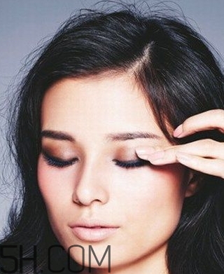 眼影可以用手指涂嗎？哪種眼影適合用手指涂