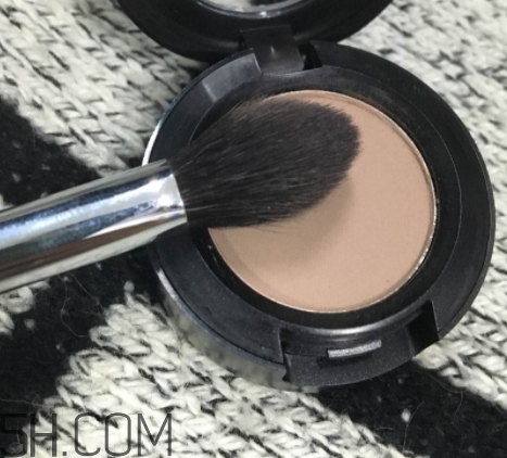 眼影可以用手指涂嗎？哪種眼影適合用手指涂