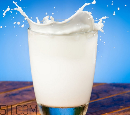 可樂(lè)和牛奶混在一起能喝嗎？可樂(lè)不能和什么一起喝