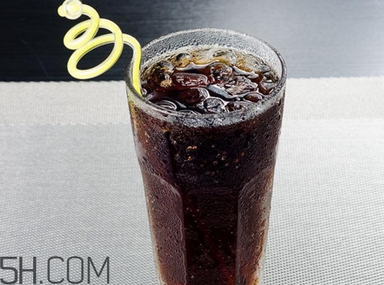 可樂(lè)和牛奶混在一起能喝嗎？可樂(lè)不能和什么一起喝