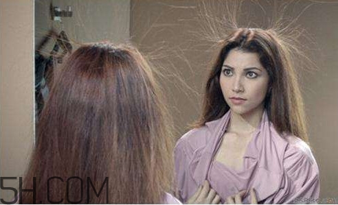 觸電是電流還是電壓？為何冬季手摸金屬會有觸電的感覺