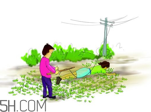 人穿著塑料拖鞋會觸電嗎？220V家用電觸電能使人致殘致死嗎