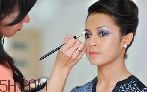 國(guó)產(chǎn)彩妝排行榜前十名 新手化妝詳細(xì)步驟和技巧圖解 國(guó)產(chǎn)彩妝排行榜前十名 新手化妝詳細(xì)步驟和技巧圖解