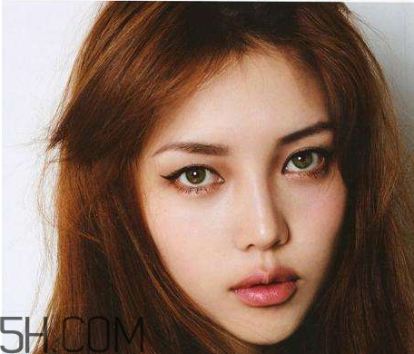 巧克力混血妝怎么畫(huà) 巧克力混血妝畫(huà)法步驟 巧克力混血妝怎么畫(huà) 巧克力混血妝畫(huà)法步驟