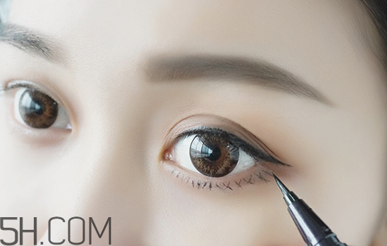 秋冬適合什么妝容？怎樣涂口紅好看？