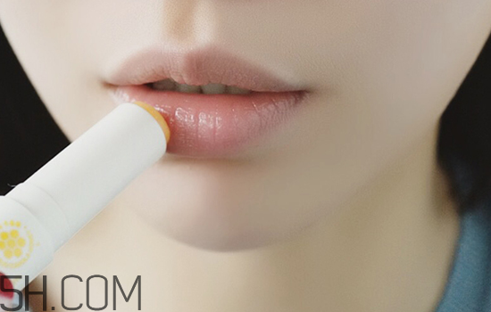 秋冬適合什么妝容？怎樣涂口紅好看？