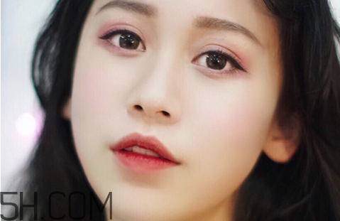 秋冬適合什么妝容？怎樣涂口紅好看？