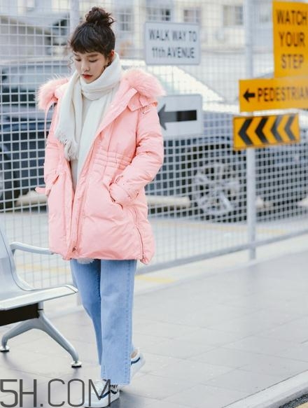 粉色羽絨服怎么搭配？粉色羽絨服搭配圖片