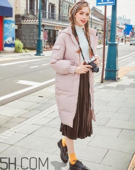 粉色羽絨服怎么搭配？粉色羽絨服搭配圖片