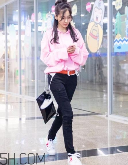 粉色衛(wèi)衣怎么搭配？粉色衛(wèi)衣搭配圖片