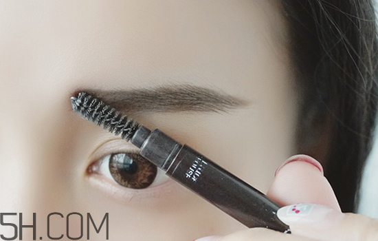 秋冬適合什么妝容？怎樣涂口紅好看？