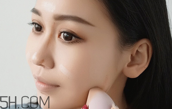 秋冬適合什么妝容？怎樣涂口紅好看？