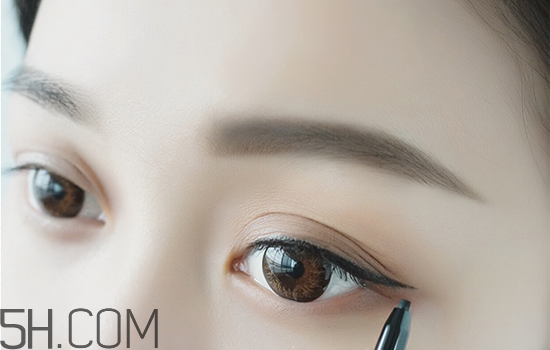 秋冬適合什么妝容？怎樣涂口紅好看？