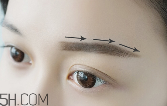 秋冬適合什么妝容？怎樣涂口紅好看？