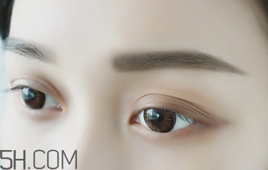 秋冬適合什么妝容？怎樣涂口紅好看？