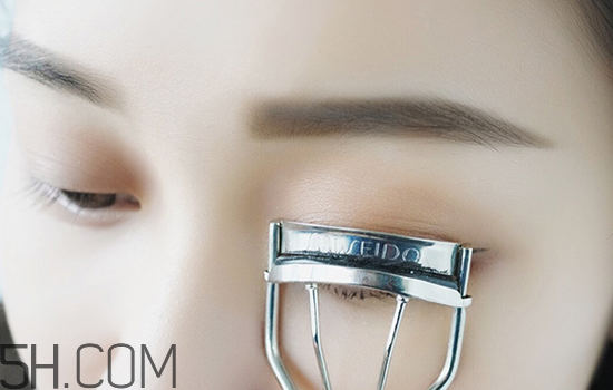 秋冬適合什么妝容？怎樣涂口紅好看？