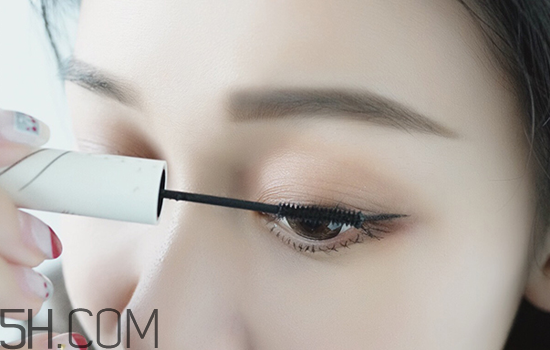 秋冬適合什么妝容？怎樣涂口紅好看？