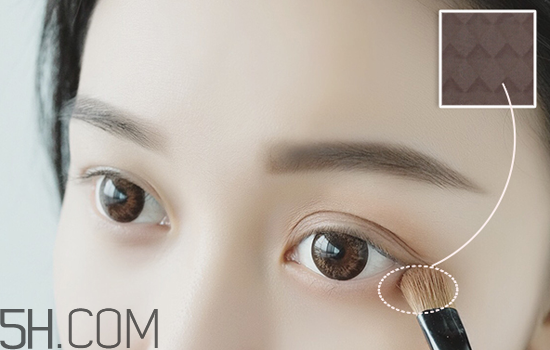 秋冬適合什么妝容？怎樣涂口紅好看？