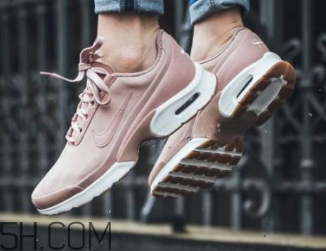 運(yùn)動(dòng)鞋勒腳怎么辦？運(yùn)動(dòng)鞋壓腳背怎么處理？