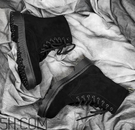 馬丁靴磨腳后跟怎么辦？馬丁靴硌腳怎么辦？