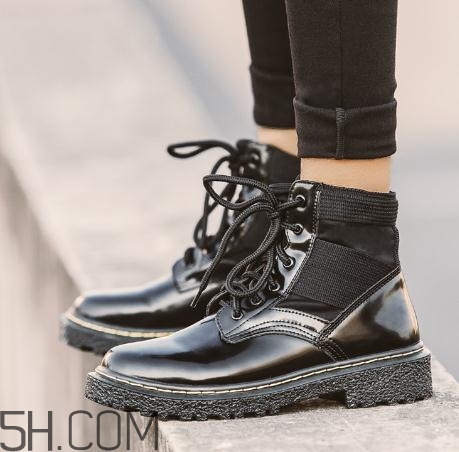 馬丁靴磨腳后跟怎么辦？馬丁靴硌腳怎么辦？