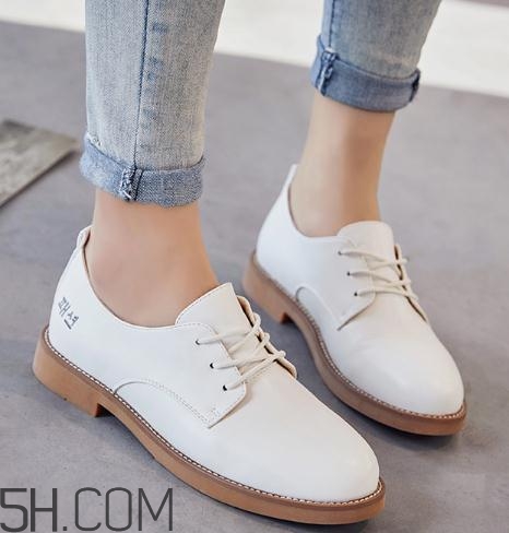 白色皮鞋染上顏色怎么辦？白色皮鞋染色怎么清洗？