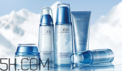 自然堂和歐萊雅哪個好？歐萊雅適合什么年齡的人用？