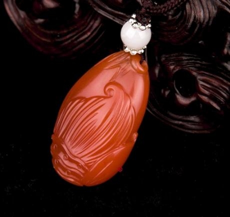 南紅瑪瑙會(huì)越戴越紅嗎？南紅瑪瑙會(huì)越戴越亮嗎？